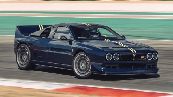 Визуално EVO37 заимства от шосейния и рали автомобил Lancia 037, който използваше 2,1-литров двигател с механичен компресор за върхови 325 к.с. Той беше заменен от Delta S4, която използваше по-малък 1,8-литров двигател с механичен компресор и турбокомпресор за почти 507 к.с. И двата модела умело биха попаднали в този списък, ако Лука Бети не беше комбинирал размера на първия и двойното пълнене на втория, за да създаде 558 к.с. произведение на изкуството, което е напълно легално за движение по пътищата. 